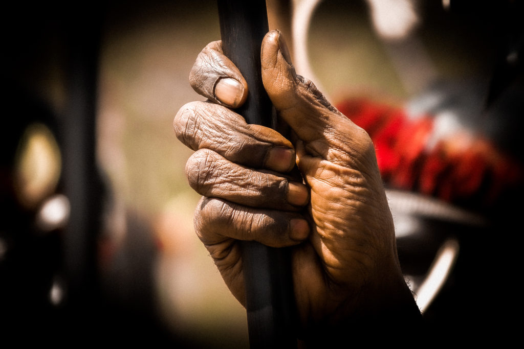 槍を持った男の手